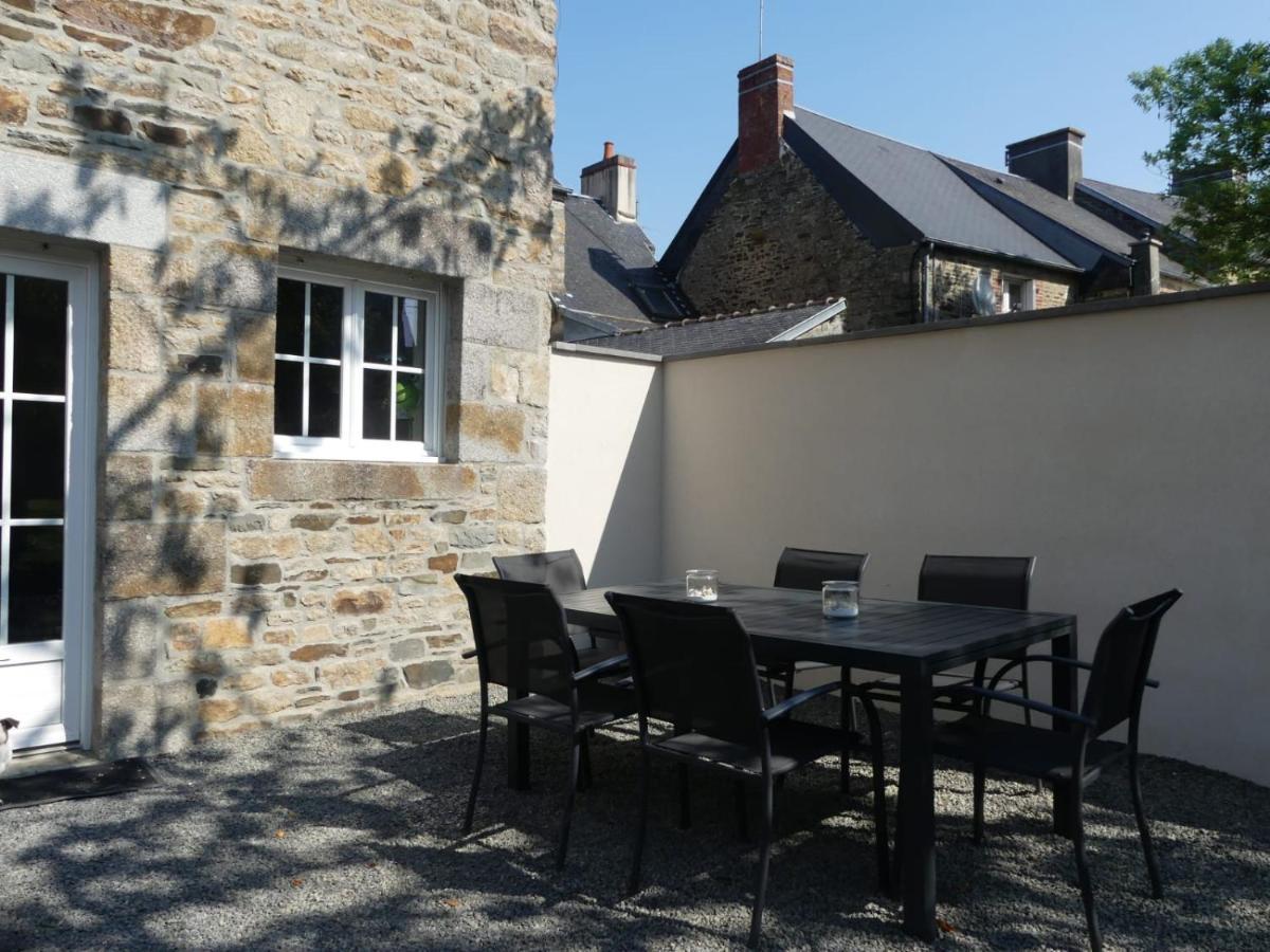 Gite Montoise Genêts Exterior foto