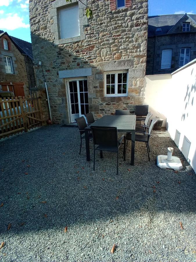 Gite Montoise Genêts Exterior foto