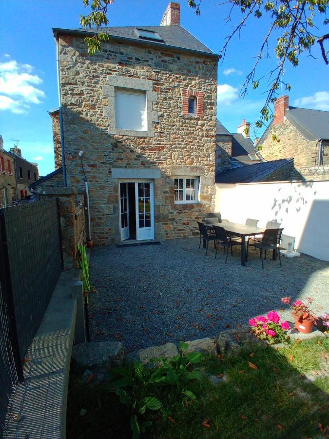 Gite Montoise Genêts Exterior foto