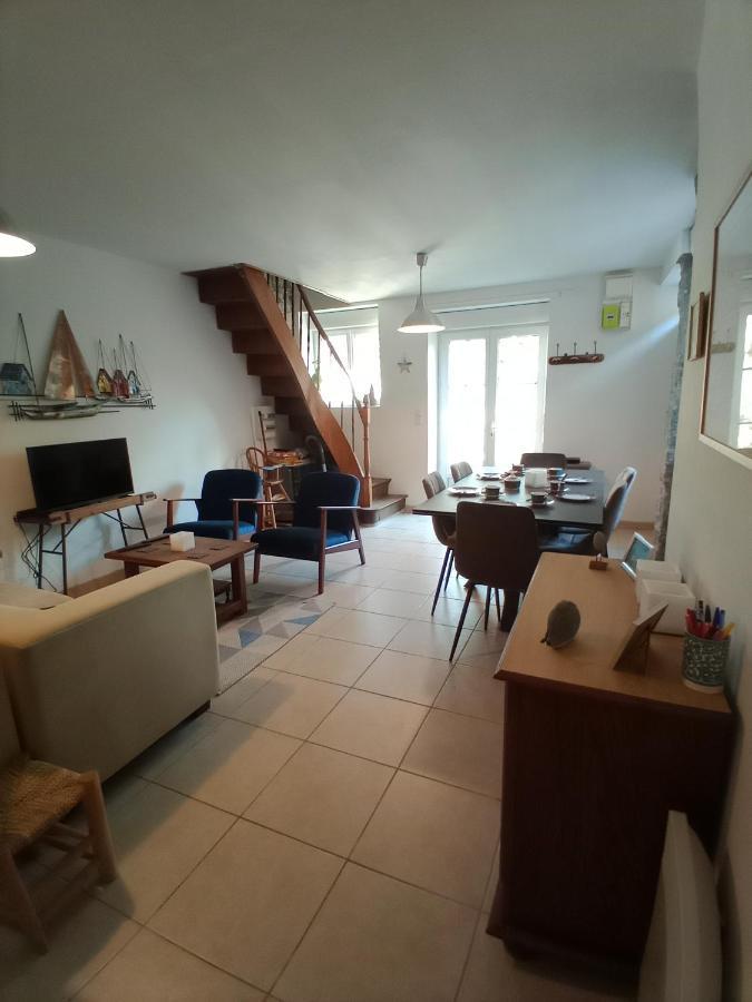 Gite Montoise Genêts Exterior foto
